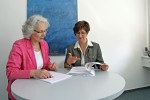 Im Gespräch: BundesBauBlatt-Mitarbeiterin Jola Horschig (links) und BBU-Justiziarin Sabine Degen